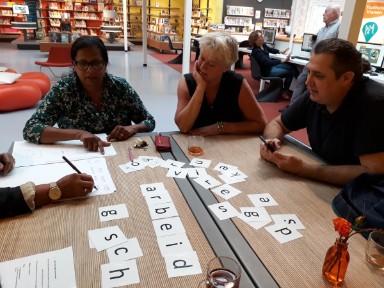 tekstballon met de tekst "beter Nederlands spreken lezen schrijven"