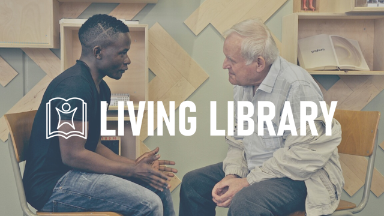 Foto van 2 mensen in gesprek met tekst 'Human Library. ga in gesprek met levende boeken